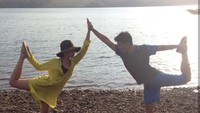 Tidak bosan, Chelsea dan Glenn juga menyempatkan diri untuk yoga di tengah liburannya. (Foto: Instagram/chelseaoliviaa)
