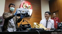 Yang diangkat penyidik adalah tas Louis Vuitton.