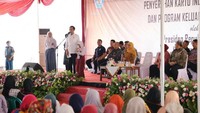 Dari Tegal, Jokowi berlanjut ke Banjar, Jawa Barat. Di sana dia membagikan Kartu Indonesia Pintar (KIP) dengan didampingi Mensos Khofidah Indar Parawansa dan Gubernur Jawa Barat Ahmad Heryawan.  Foto: Twitter Kemensos