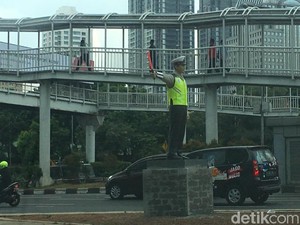 Ada Patung Polisi di Semanggi, Buat Apa Ya?