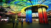 Stasiun Kereta Formosa Boulevard di Kaohsiung, Taiwan ini punya atap LED bernuansa bumi, ketika masuk berasa di observatorim dunia ya.   