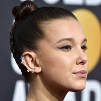 Makin tahu cara berdandan, ini penampilan terbaru Millie dengan sanggul tinggi yang dipadukan aksen kepang pada rambutnya, saat di Golden Globes 2018. Cantik! Foto: Getty Images