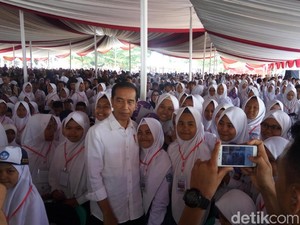 Didampingi Khofifah, Jokowi Bagikan 1.771 KIP di Banjar Jabar