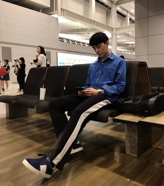 Kasper saat berbusana casual di bandara. Foto: Instagram