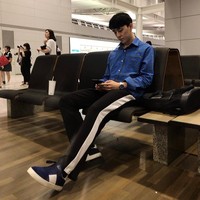 Kasper saat berbusana casual di bandara. Foto: Instagram