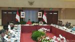 Foto: Saat Jokowi Pimpin Rapat Terbatas Pakai Jaket Timnas