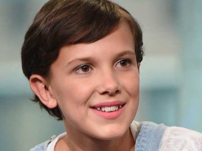 Kesan tomboi tak lepas dari Millie Bobby Brown. Rambut pendeknya yang keriting hanya ditata simpel. Foto: Getty Images