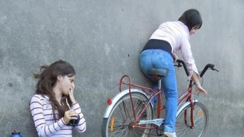 Posisi orang ini berfoto bikin menipu mata. Foto: Brightside