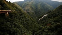 Jembatan yang tengah dibangun ini tiba-tiba ambruk pada Senin (15/1) waktu setempat. (Foto: Dok. REUTERS/Jaime Saldarriaga)