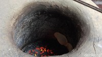 Bayangkan saja, trotoar-trotor milik perkantoran pemerintah itu dipakai untuk berjualan. Kalau yang ini adalah tempat memanggang roti naan khas India (masaul/detikTravel)