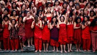 Sejumlah kaum wanita di Nepal tengah melaksanakan ritual mandi suci di Festival Swasthani Brata Katha, Selasa (16/1/2018). REUTERS/Navesh Chitrakar.