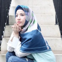 Jika dua artis di atas membuat brand sendiri, Natasha Rizky memilih bekerja sama dengan brand lokal membuat koleksi scarf motif. Koleksinya bertajuk SYO x Natasha Rizky. Foto: Dok. Instagram