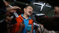 Mantan pengacara Setya Novanto, Fredrich Yunadi menjawab pertanyaan jurnalis saat meninggalkan gedung KPK, Jakarta, Selasa (16/1/2018).