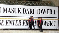 Sejumlah polisi dan satpam melakukan penjagaan.