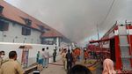 Foto: Api Membara dan Asap Membubung di Museum Bahari