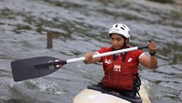 Atlet slalom Reski Wahyuni sedang menjalani latihan di Waduk Jatiluhur, Jawa Barat.(dok. Kemenpora)