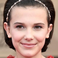 Bergaya retro dengan tatanan rambut bervolume ala 70-an. Foto: Getty Images