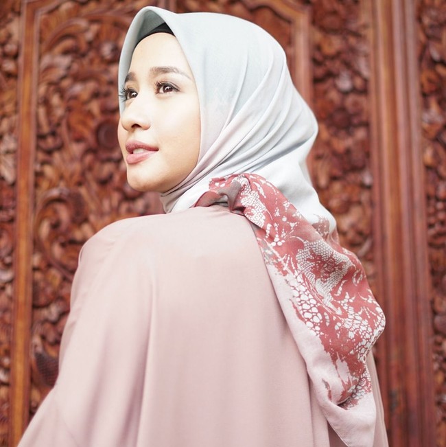 Laudya Cynthia Bella mengeluarkan lini fashion bertajuk L by LCB. Produknya berupa scarf motif dengan warna-warna lembut sebagai ciri khas Bella.Foto: Dok. Instagram