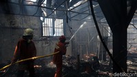 Petugas juga menyisir titik-titik api yang masih mengeluarkan asap.