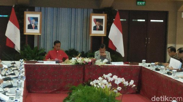 Berjaket Timnas, Jokowi Pimpin Ratas soal Citarum di Bandung