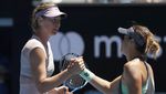 Ademnya Senyum Sharapova di Bawah Terik Matahari Melbourne