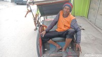 Khodir (56) berharap becak bisa diperbolehkan Anies Baswedan beroperasi di wilayah mana pun di Jakarta. Namanya kita juga kan cari uang, ujarnya.