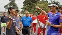 Siap? kata Sandiaga.Kita lari satu putaran dulu di luar, sambungnya.
