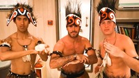 Foto: Stoffel, Norman, dan Sean berfoto dengan dandanan ala pemuda asli Papua. Seru ya! (Instagram/@svandoorne)