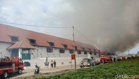 Baru dua bulan direnovasi, Museum Bahari hangus terbakar dan asap tampak membubung tinggi (Foto: Eva Safitri/detikcom)