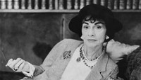 Coco Chanel mendirikan perusahaan fesyen dengan nama belakangnya, Chanel. Nama asli dari perancang mode itu bernama Gabrielle Bonheur Chanel. (sumber foto: Vogue).