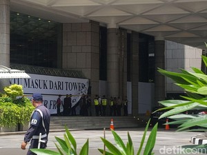 Tim Labfor Polri Masih OIah TKP Selasar Gedung BEI yang Ambruk