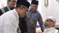 Di akun Instagram-nya, Anies mengunggah foto pertemuannya yang terakhir kali bersama Habib Abdurrahman Kwitang. Foto tersebut saat dirinya bersama Wagub DKI Sandiaga Uno hadir di acara peringatan Maulid Nabi Muhammad SAW. (Foto: Dok. Anies Baswedan)