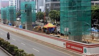 Para pekerja terus mengerjakan pembangunan LRT.