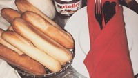 Wah, seperti kebanyakan orang, Gigi juga doyan Nutella. Ia menikmatinya dengan potongan roti dan segelas susu. Slurrpp! Foto: Instagram gigihadid