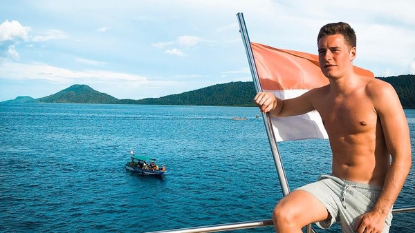 Foto: Stoffel berpose di kapal sambil bertelanjang dada. Sambil memegang bendera Indonesia, dia mengagumi keindahan laut Raja Ampat. (Instagram/@svandoorne) Foto: Stoffel berpose di kapal sambil bertelanjang dada. Sambil memegang bendera Indonesia, dia mengagumi keindahan laut Raja Ampat. (Instagram/@svandoorne)