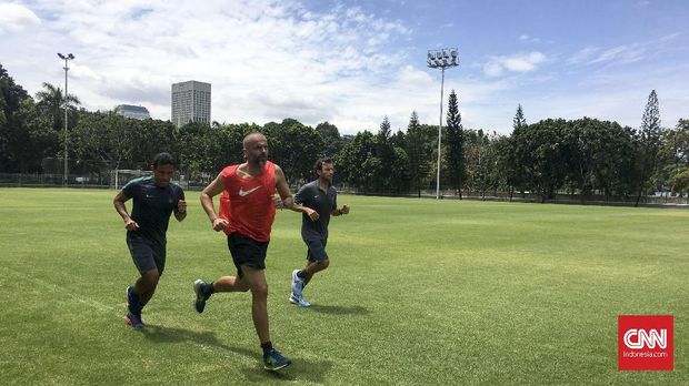 Luis Milla sangat berterima kasih kepada staf yang selama ini sudah membantunya, salah satunya Bima Sakti.