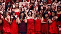 Sebelum mandi, mereka terlebih dahulu mengikuti doa bersama. REUTERS/Navesh Chitrakar.