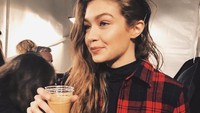 Saat mengikuti fashion show di Paris, Gigi tak melewatkan secangkir kopi hangat untuk membangkitkan energinya. Woke up in Paris .. ready for the last week of Fashion Month !!!, tulis Gigi. Foto: Instagram gigihadid