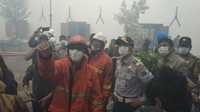 Ketika meninjau Museum Bahari yang kebakaran, Anies sempat memakai masker (Foto: BPBD DKI)