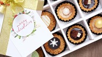 Sekotak pie manis dengan berbagai varian rasa siap disantap Putri Titian. Foto: Instagram Putri Titian