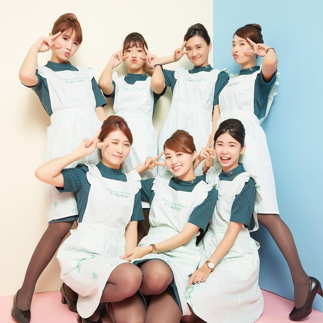 Ini tampilan mereka dengan seragam bergambar Hello Kitty dan berpose imut. Foto: Instagram 