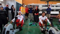 Olimpian 2016 Rio Dewi Yuliawati melakukan latihan menggunakan ergometer bersama rekannya. Pool/Kemenpora.