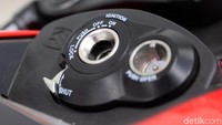 Meski pakai kunci kontak biasa, namun ada perbedaan antara anak kunci GSX-R150 shuttered key dengan anak kunci milik GSX-S150. Perbedaan paling signifikan yakni mekanisme anak kunci serta magnetic key (push on) di model shuttered key terpisah. Sedangkan anak kunci dan push on milik GSX-S150 menyambung.