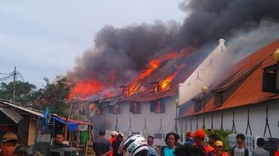 Foto: Api Membara dan Asap Membubung di Museum Bahari