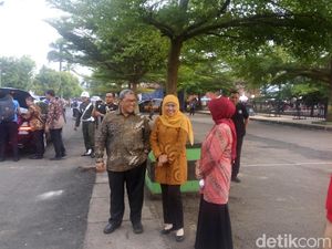 Khofifah Masih Dampingi Jokowi Bagi-bagi Kartu Sakti di Banjar