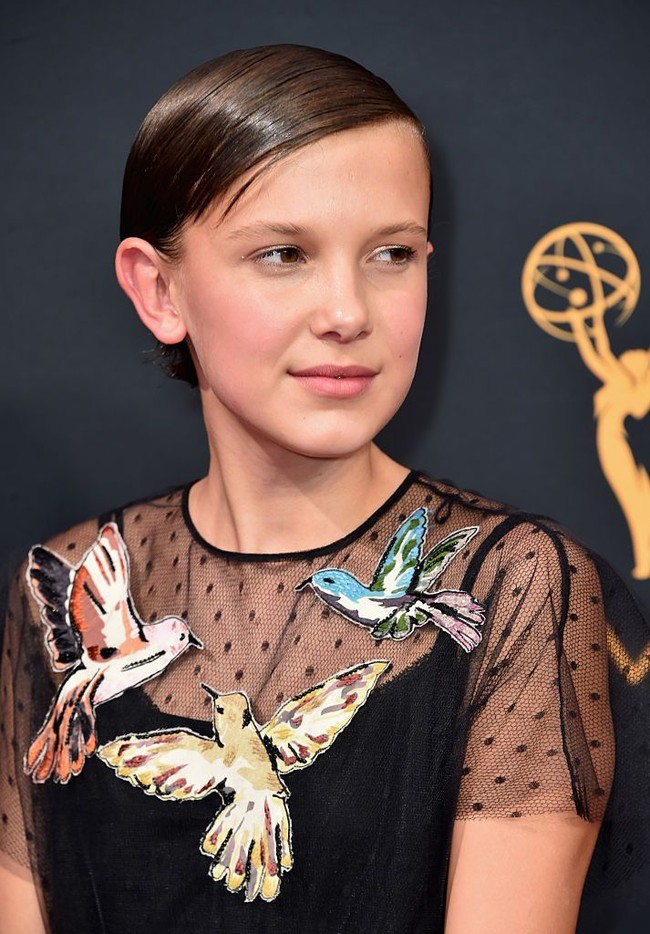 Mengubah gaya rambut menjadi salah satu cara Millie Bobby Brown mengekspresikan dirinya. Setelah cepak, ia juga pernah muncul dengan rambut pendek wet-look yang maskulin seperti saat menghadiri Emmy Awards 2016. (Foto: Getty Images)