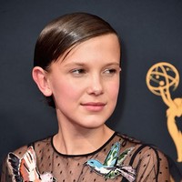 Mengubah gaya rambut menjadi salah satu cara Millie Bobby Brown mengekspresikan dirinya. Setelah cepak, ia juga pernah muncul dengan rambut pendek wet-look yang maskulin seperti saat menghadiri Emmy Awards 2016. (Foto: Getty Images)