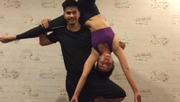 Meski memiliki gerakan dasar yang sama dengan yoga pada umumnya, acroyoga bercampur dengan seni akrobatik. (Foto: Instagram/chelseaoliviaa)