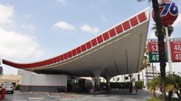 Pom bensin ini telihat unik dari bentuk atapnya yang melengkung ke atas. Lokasinya berada di Beverly Hills, California, AS, yang dirancang oleh arsitek bernama Gin Wong pada 1965. Istimewa/Road Arch.