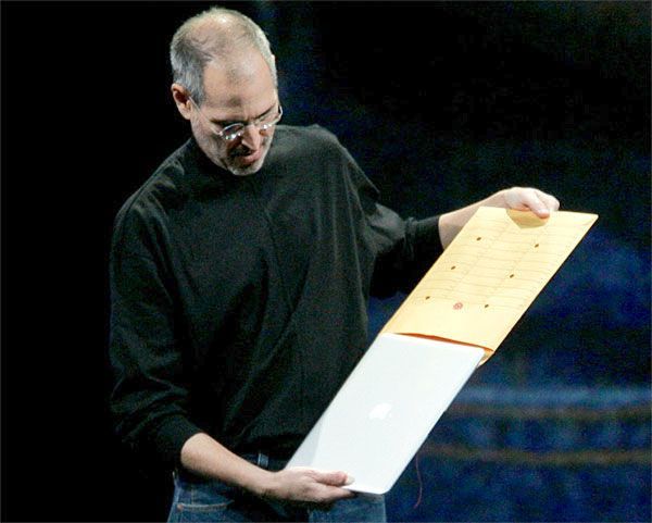Apple CEO Steve Jobs shows the new MacBook Air during the Macworld Convention and Expo in San Francisco, California January 15, 2008.     REUTERS/Robert Galbraith (UNITED STATES)
